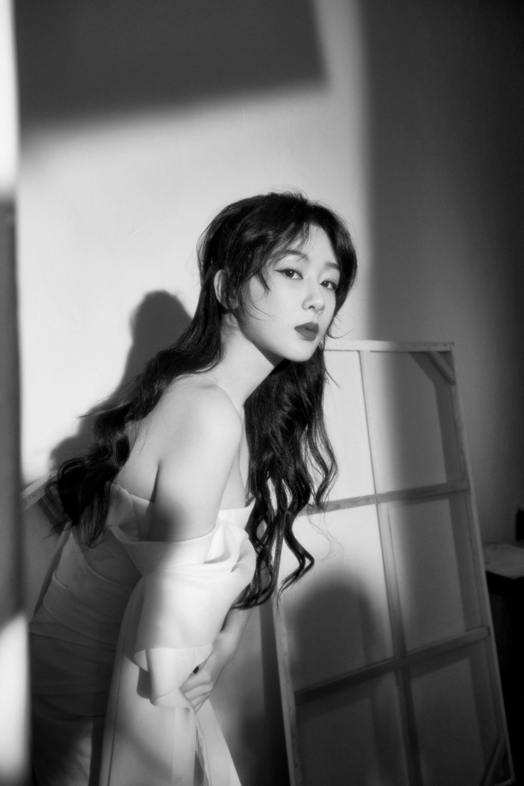 杨紫变美有术，白色穿搭，柔美而优雅​​​