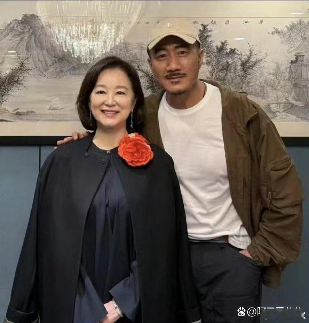 70岁的林青霞同胡军夫妇同框亮相，时光难掩绝代风华，优雅气质格外出众。