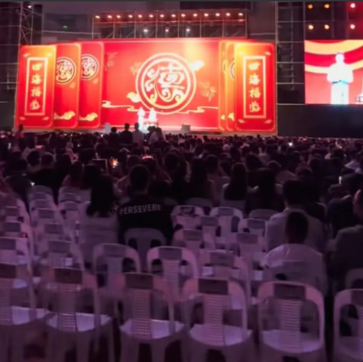 德云社演出出现大量空座，与郭德纲晒图“满坑满谷”形成鲜明对比。到底谁在说谎？