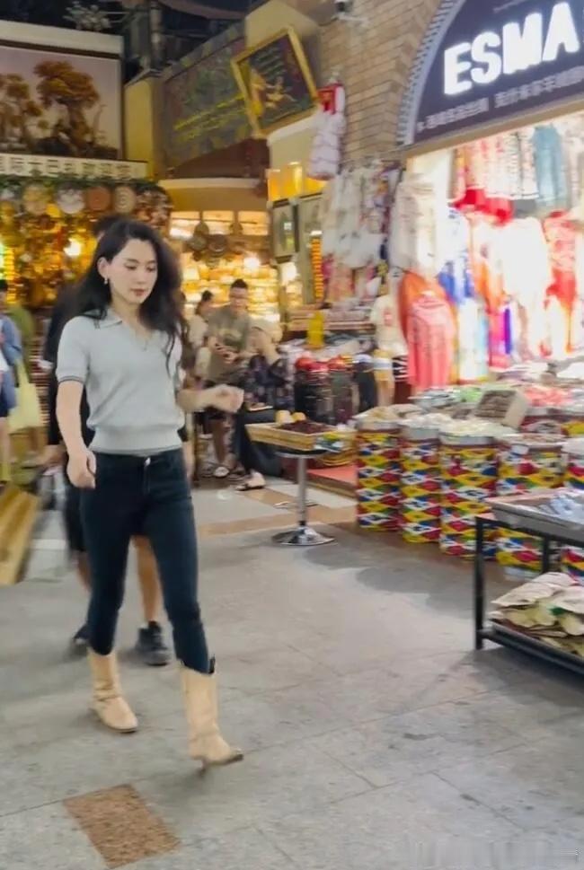 汪峰女朋友被偶遇，两男助理提包排场大，真人长相身材让人惊叹！网友：汪峰眼光是真好