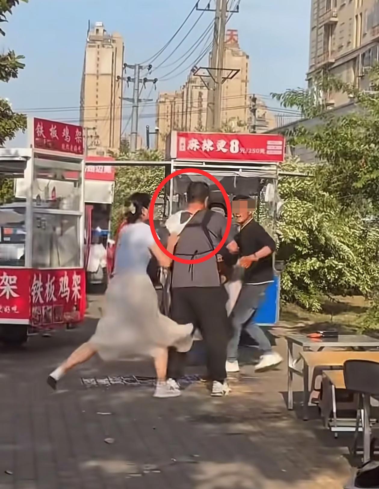 不吐不快，山东内裤套头事件持续发酵，别再都说是大叔的错了，这对年轻夫妻的4个