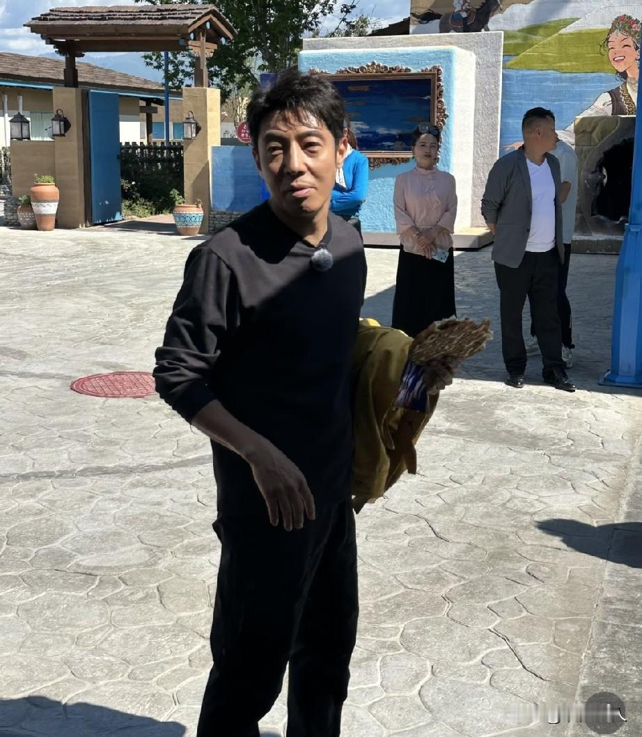 撒贝宁的身高这次实锤了！最近央视节目《三餐四季》在哈茵赛度假村录制，撒贝宁又