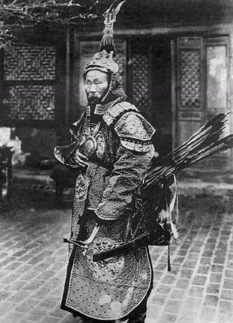 1896年，52岁的广西提督苏元春身着戎装，瞧那模样，显然是一位久经沙场的老将，