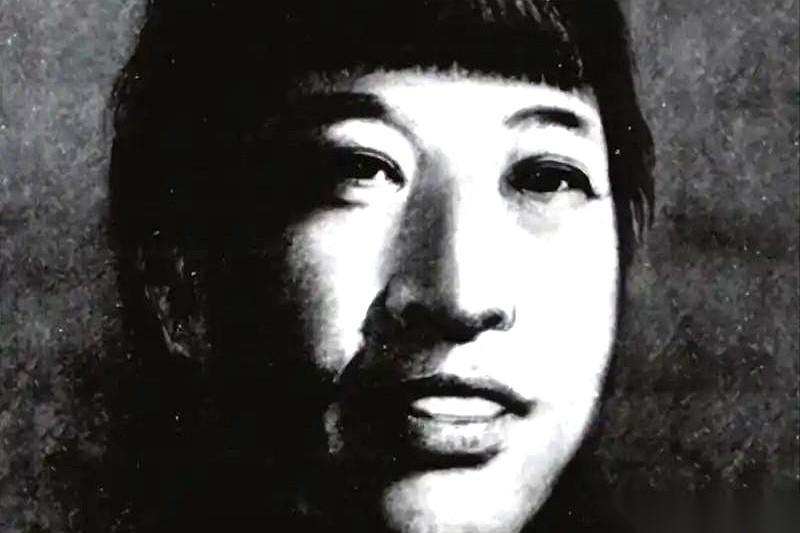 1928年的秋天，湖南桑植县。校场坪上，木桩被深深地钉进土里。一个女人被扒光了