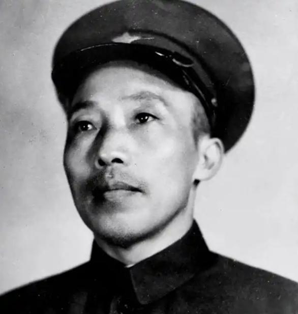 1955年，毛主席审授衔名单，看到二野“三号人物”，毛主席批示：审批：此人不授衔