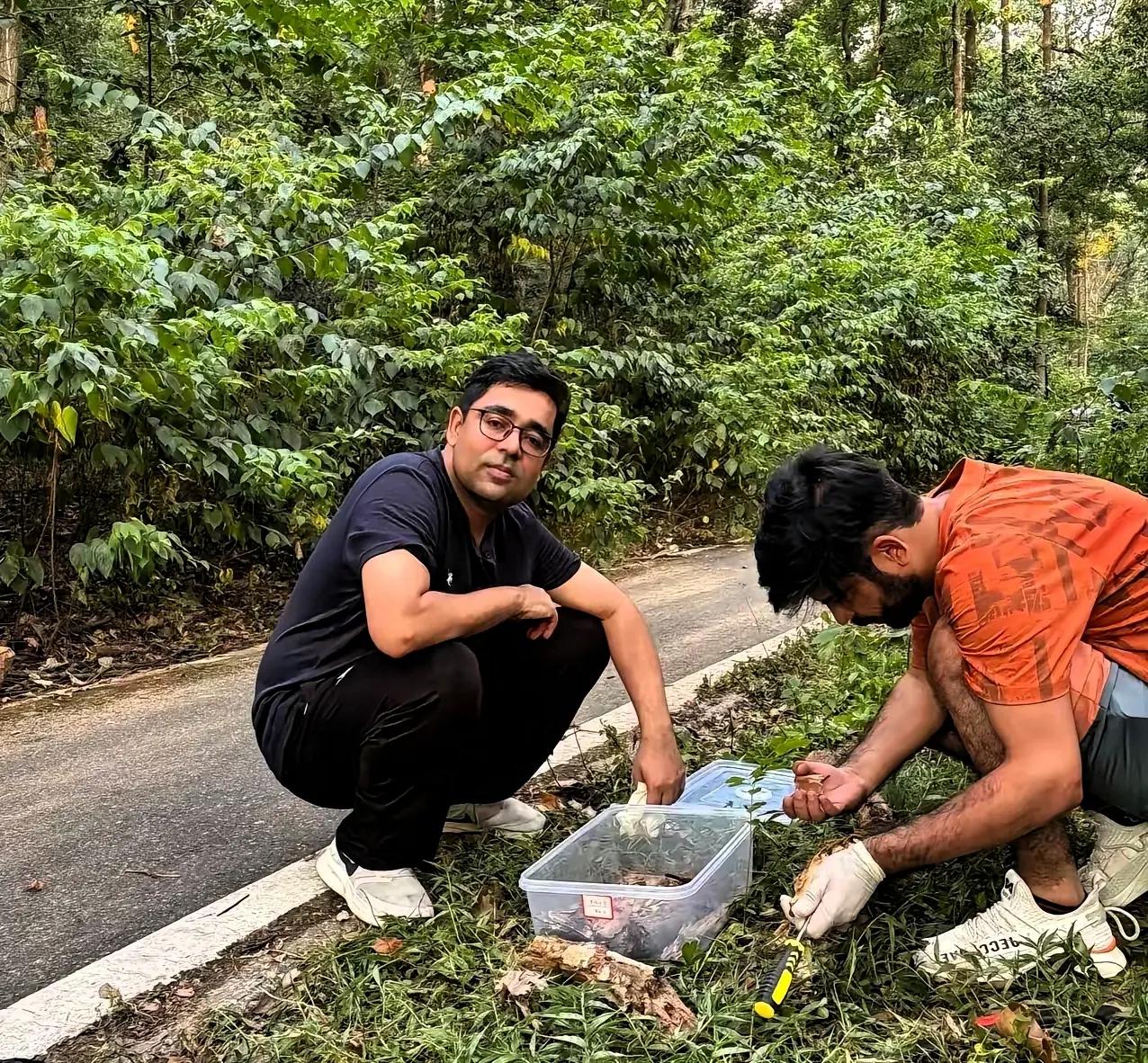 多名印度人鬼鬼祟祟在深山之中收集着什么，这绝对不是普通旅游那么简单！好在拍摄照片