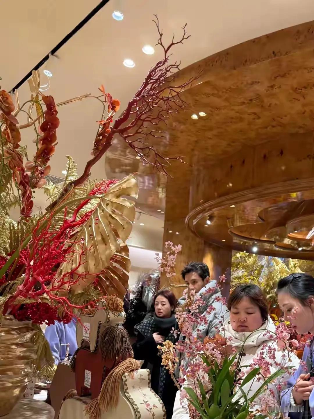 近日，经超与妻子小李琳在北京三里屯商场逛街被偶遇，画面引发热议。45岁的小李琳素