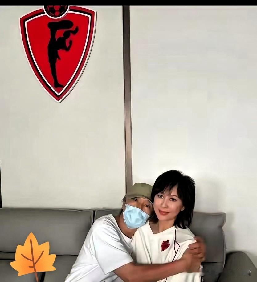 62岁的周星驰，发了张自拍。配文是：“继续努力”。高清镜头下，白发根根分