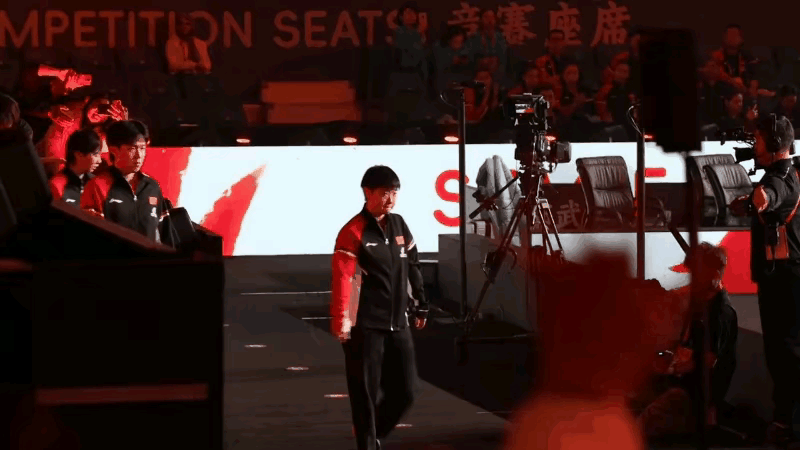 莎莎这次没有犯迷糊，是别人犯了迷糊，被带错地方了！[捂脸哭]中国混团首轮出战香港