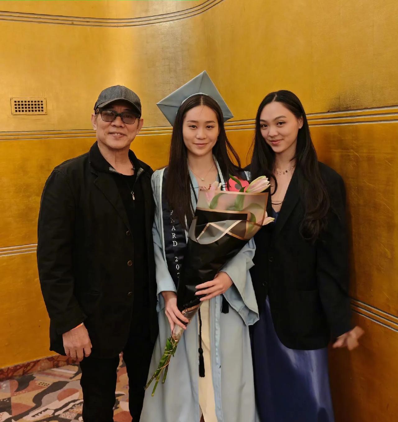 李连杰最小的女儿大学毕业了，在国外长大的孩子，好像一眼就能看出来。哪怕爸妈是李