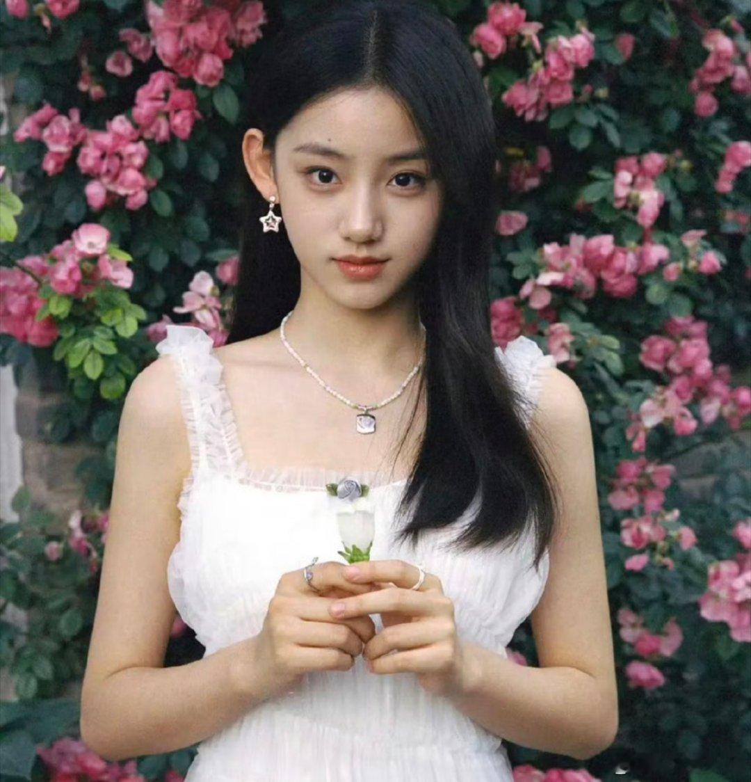 1、今年跨年好多85花没露面，有人就琢磨：这是不是说明她们真的过气了？想想以前，