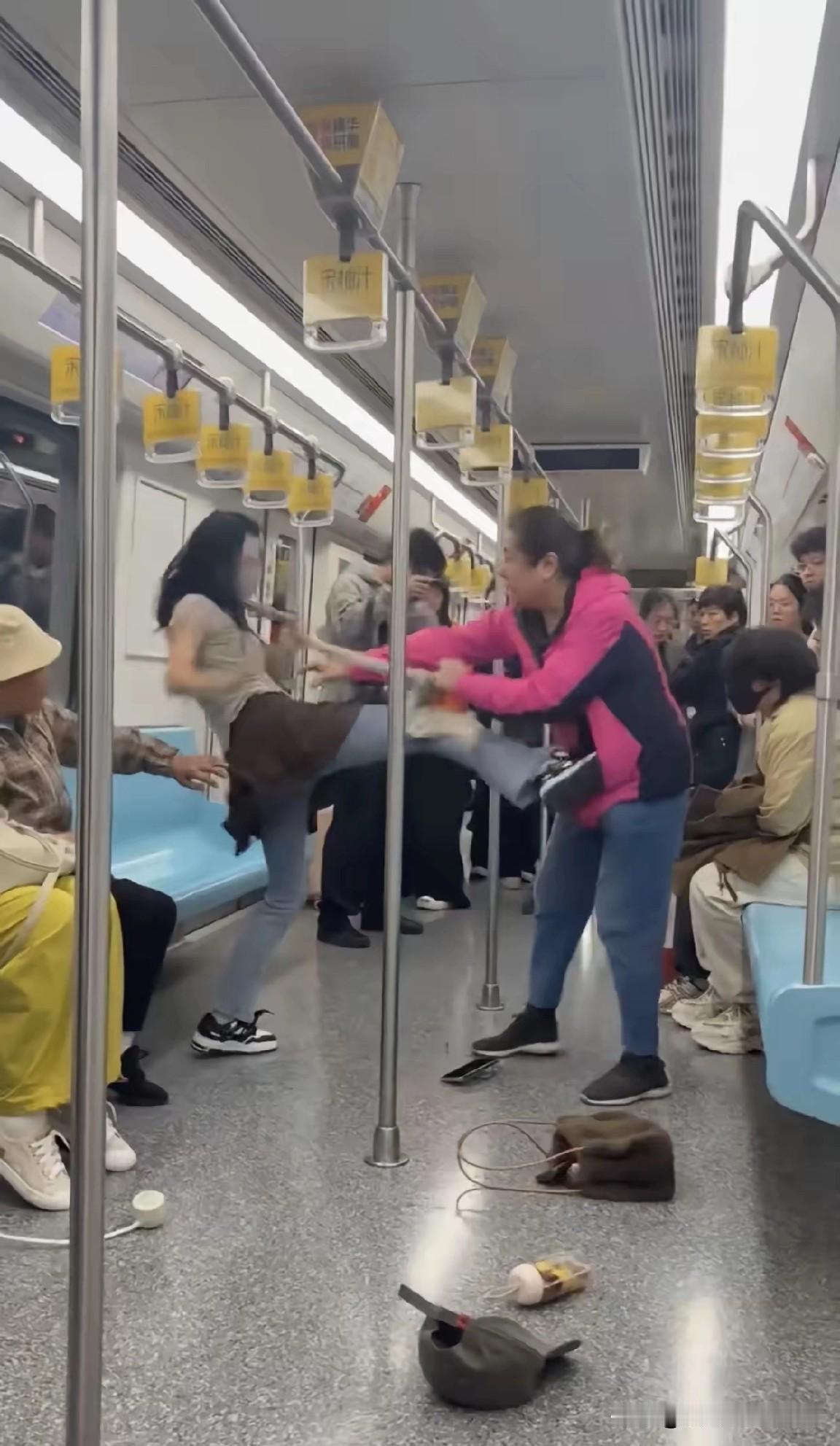 上海地铁上的那个32岁的女人，也不是省油的灯！从视频上看，是32岁的女人先抬起腿
