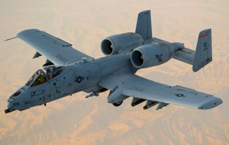 你见过被自家空军嫌弃了几十年，却被地面部队视为救世主，朝思暮想求着来的飞机嘛，它