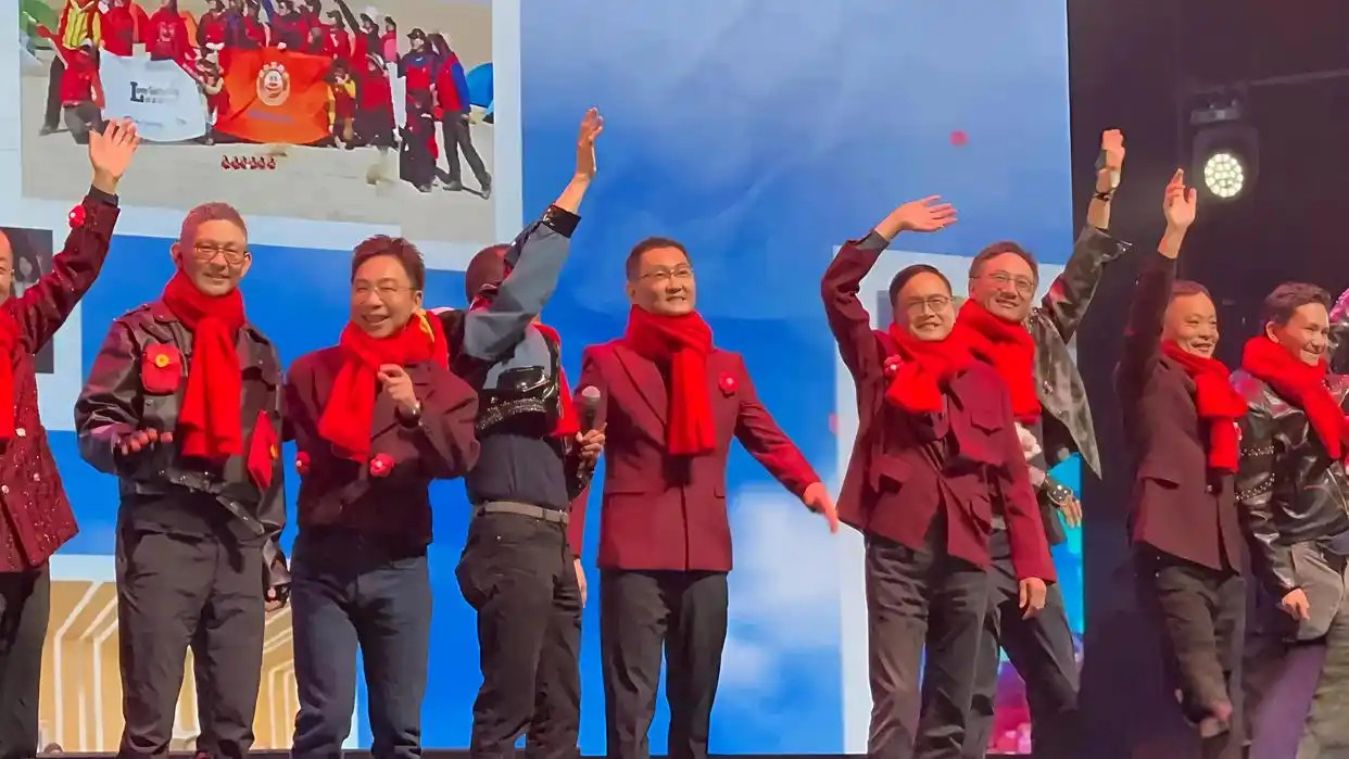 腾讯公司举办2026年会，马化腾领唱“冲冲冲”激情扔公仔！另外马化腾透露QQ农