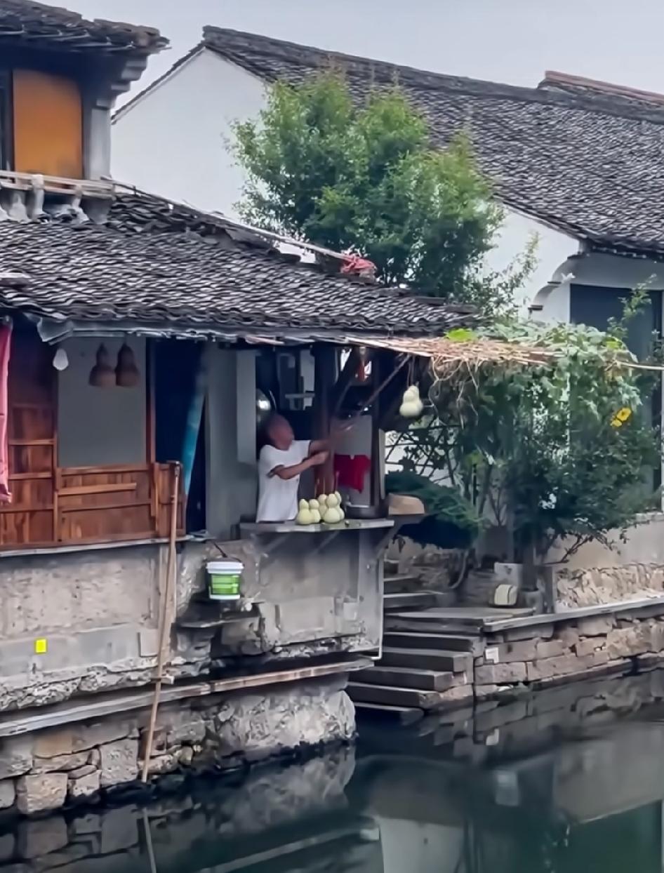 绍兴葫芦娃爷爷又把葫芦娃挂上去了，这是为什么呢？评论区立马有不少阴谋论，认为葫