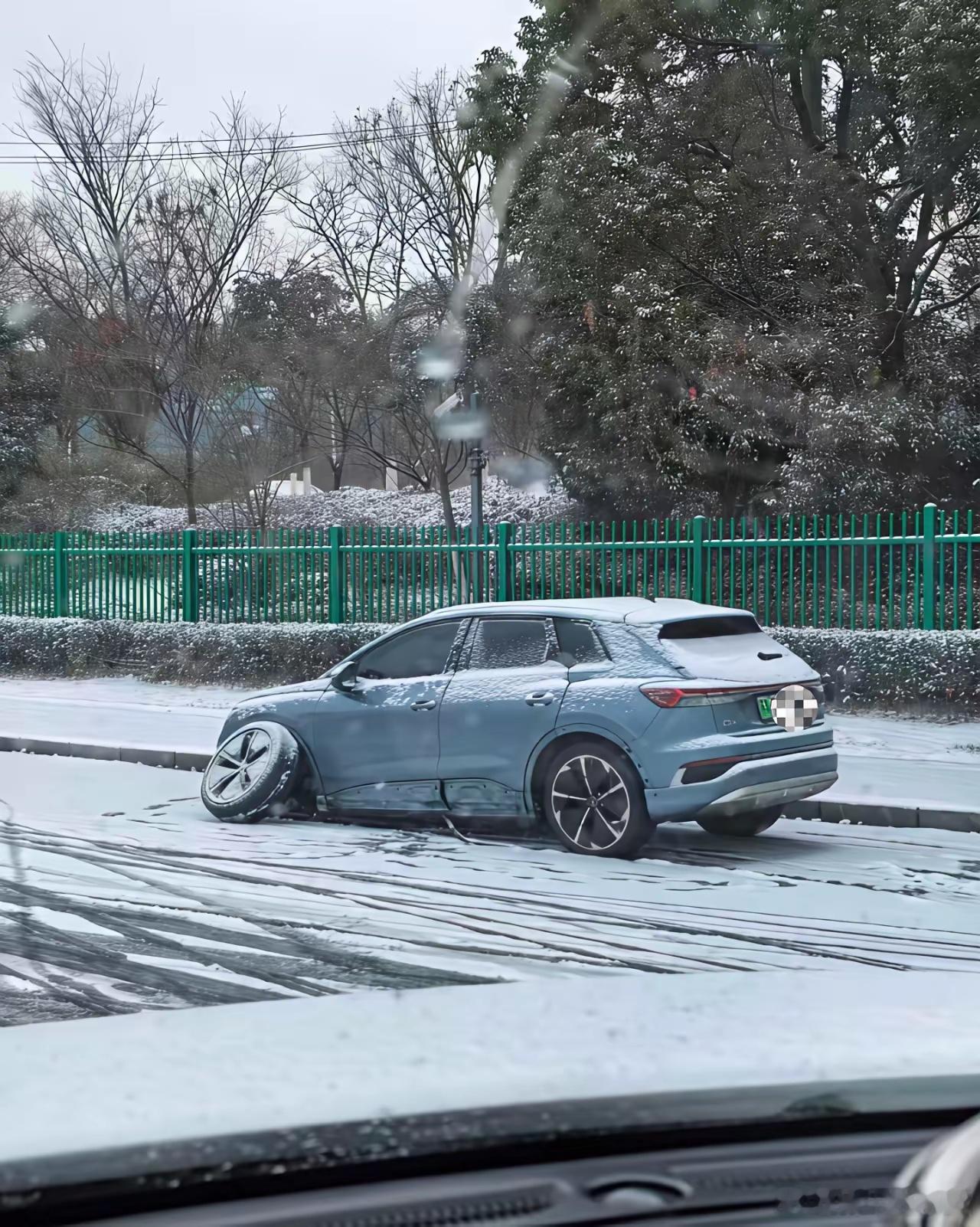 最近，南方下雪导致路面结冰打滑，好多人堵在路上，大家开车一定要注意安全。坐标：南