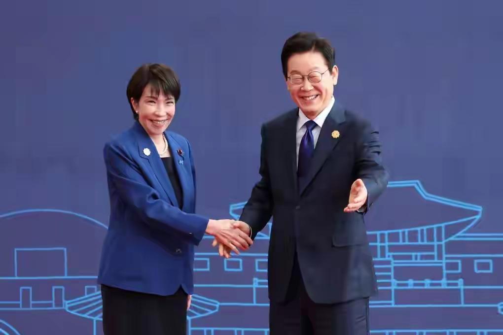 高市早苗为了拉拢韩国，在韩国访问期间丑态百出。看看照片就可以看出亲热程度，更可笑