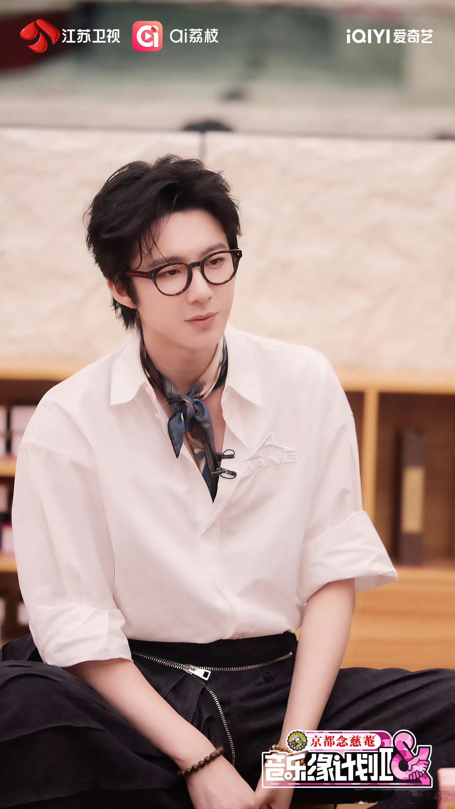 |不愧是刘宇宁啊，就一件白衬衣就能穿出如此惊艳的感觉，妥妥的清清爽爽的男大，