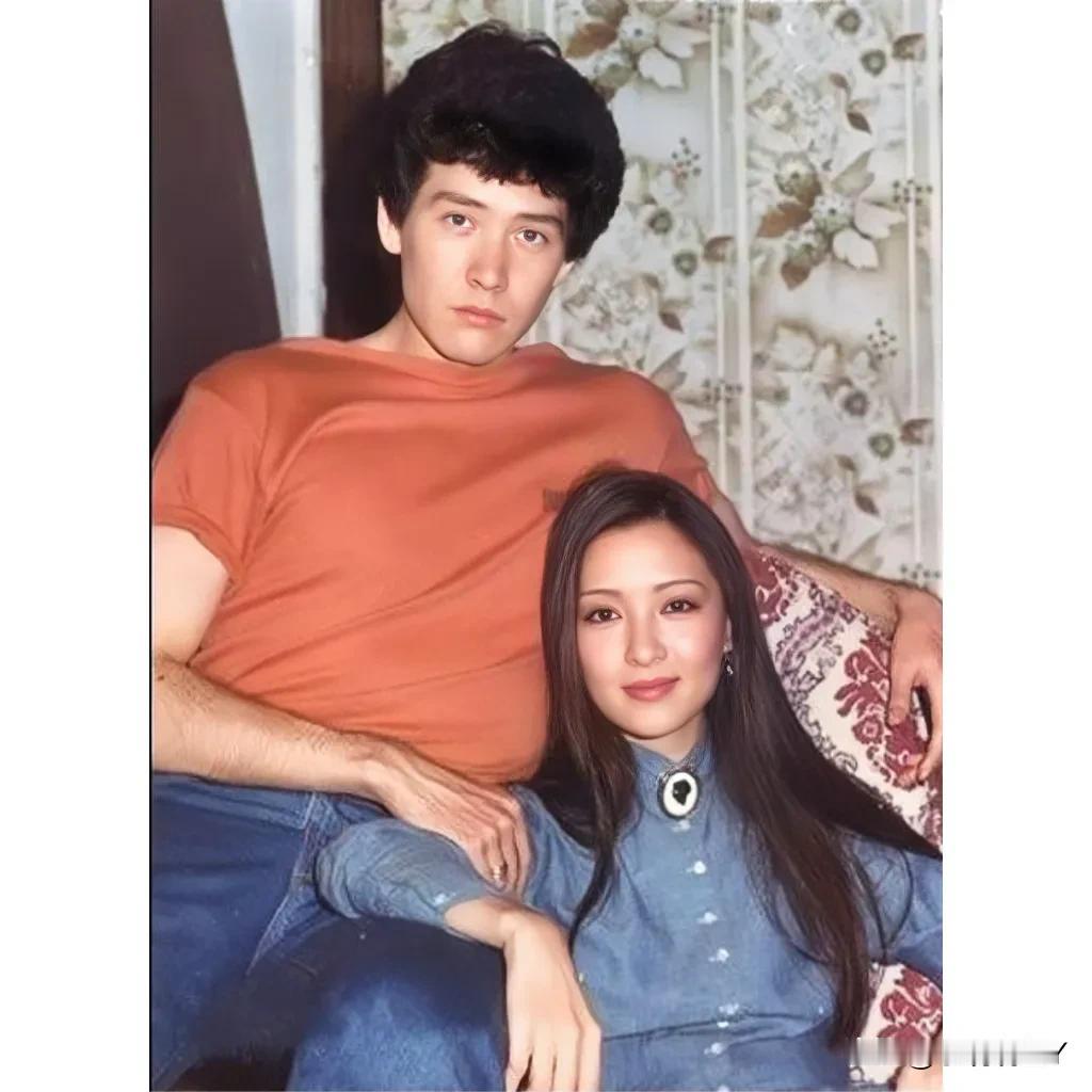 1989年，费翔与胡因梦在片场，留下的美好瞬间。费翔当时29岁，英俊帅气。而胡因