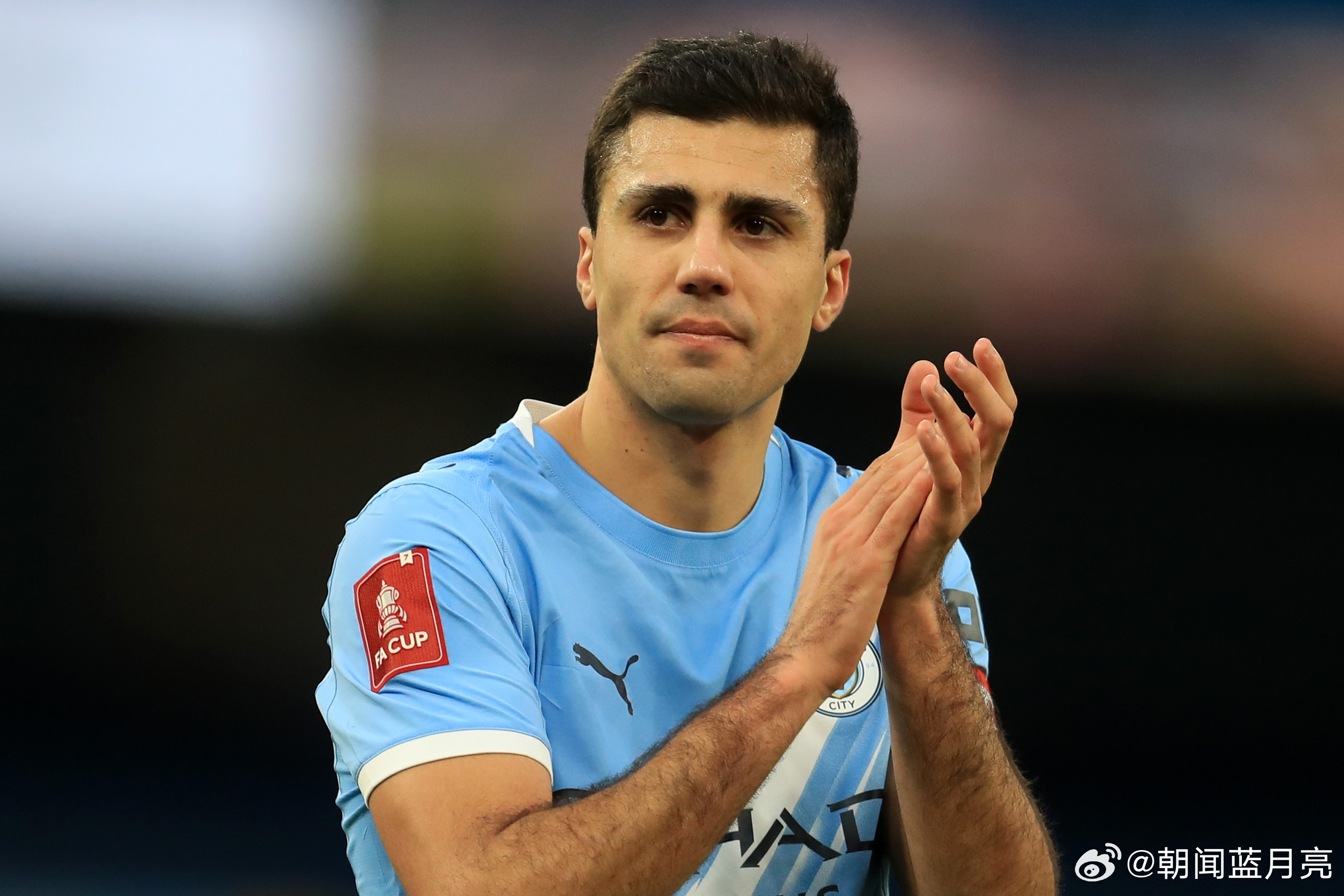 据塞尔电台报道，曼城中场罗德里再次成为皇家马德里的引援目标。在接受OndaCe