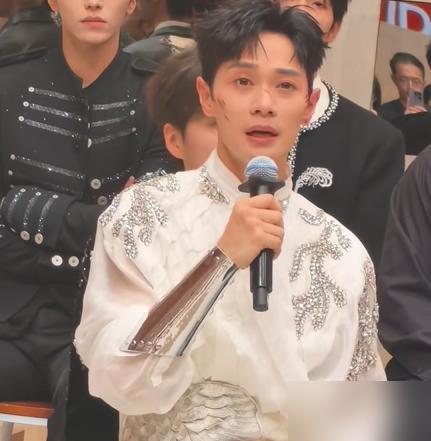 曹骏站上《披荆斩棘2026》初舞台，线上人气断层第一，现场772票，直接垫底。