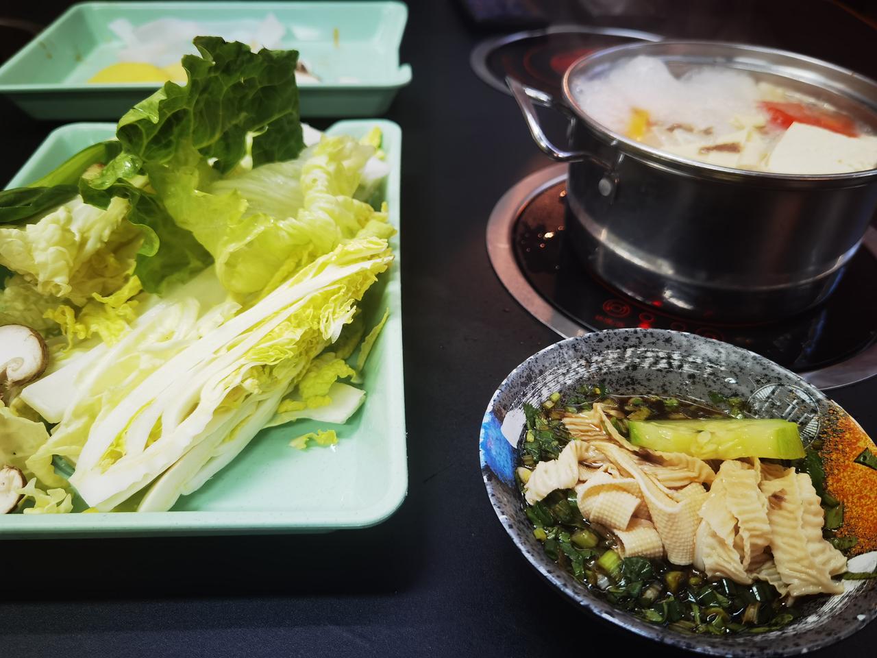 昨天晚上竟干了两件对我来说奇怪的事:一件是，减肥期间，竟然去吃火锅？另一件是