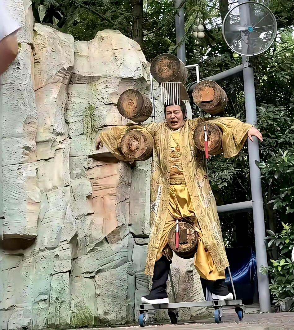 大热天，景区表演，一天600你愿意做吗？​​​