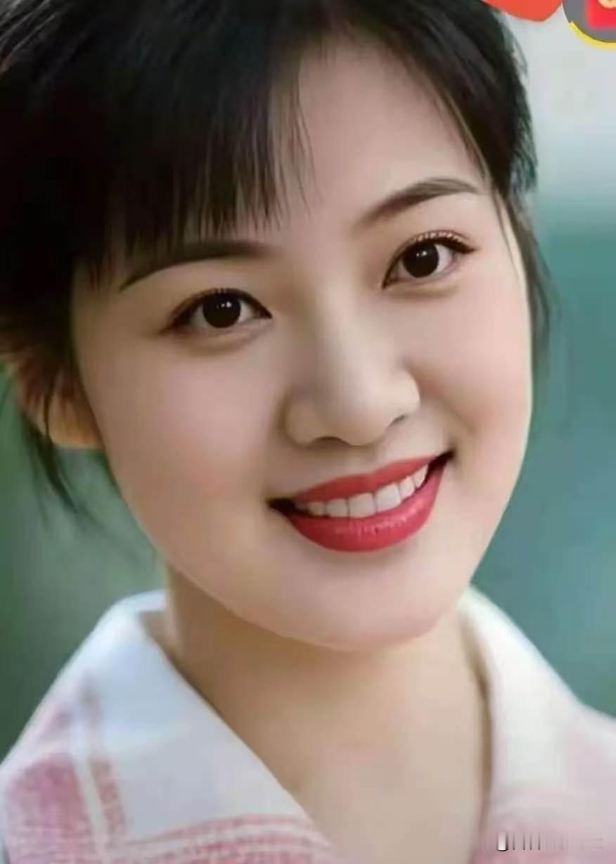 七绝·浅笑姝黛眉微展破春烟，笑靥红酣胜玉妍。莫道人间多扰事，清风送暖