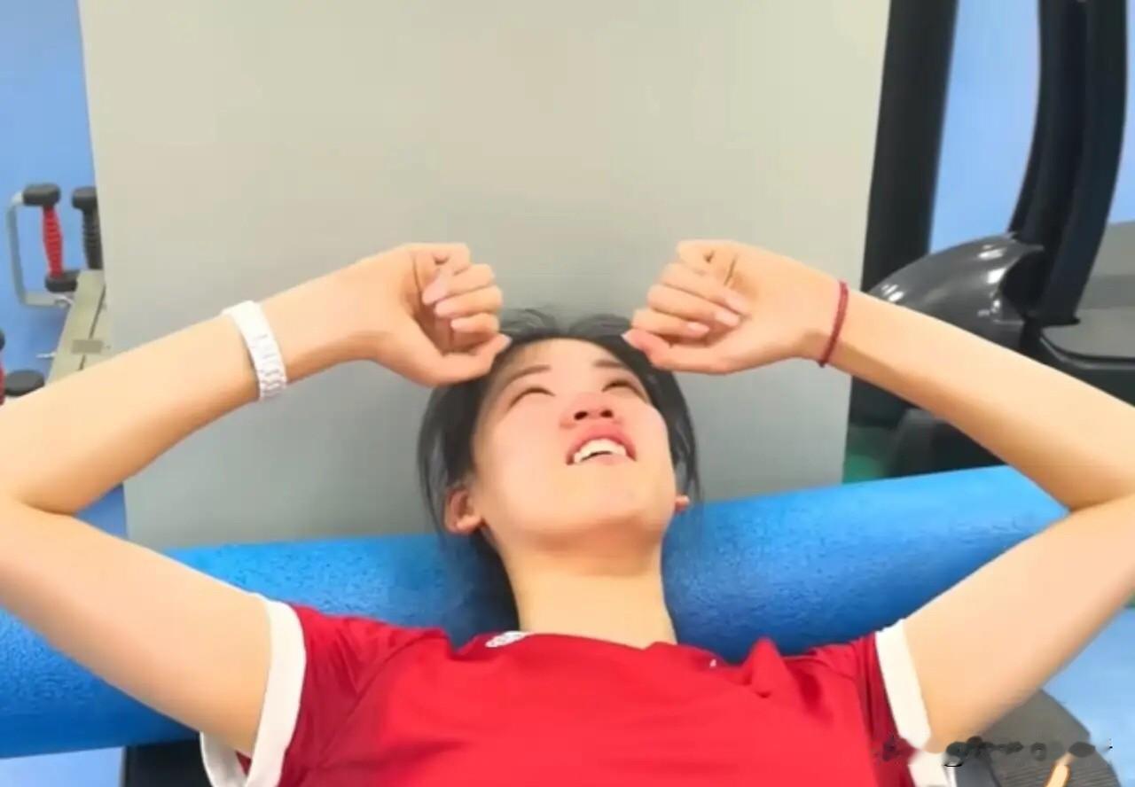 真相大白！女排比赛打的正酣，主力李盈莹缺席，原来如此：1.目前李盈莹正在康复
