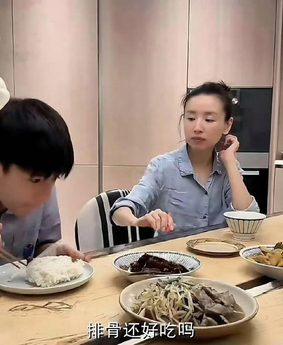 董洁家的桌子为什么会有条缝这是什么设计？