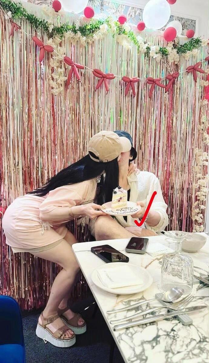 张伦硕43岁生日，钟丽缇晒吻照撒糖，亲亲半蹲着也就算了，拿蛋糕合照也要半蹲，不能