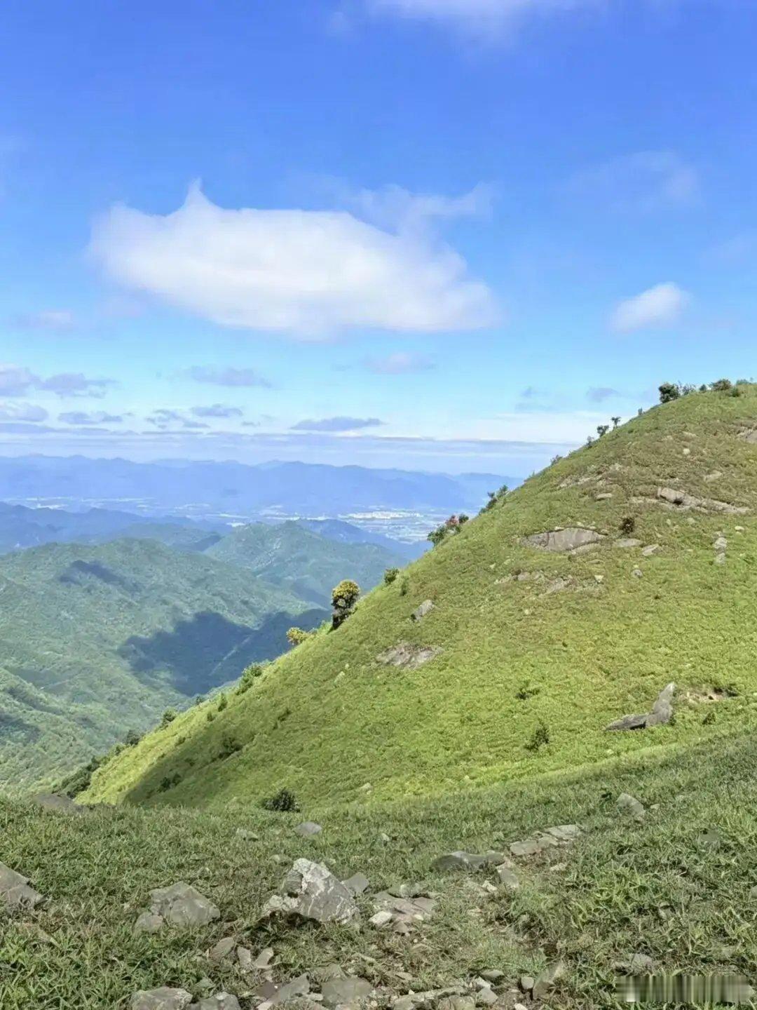 徒步山野，一步步往上走的路上，自有清风，治愈人间琐碎。