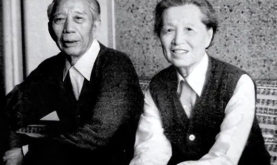 王震29岁还没成家，战友们笑他是“全旅唯一的铁打光棍”，贺龙实在看不下去了，笑着
