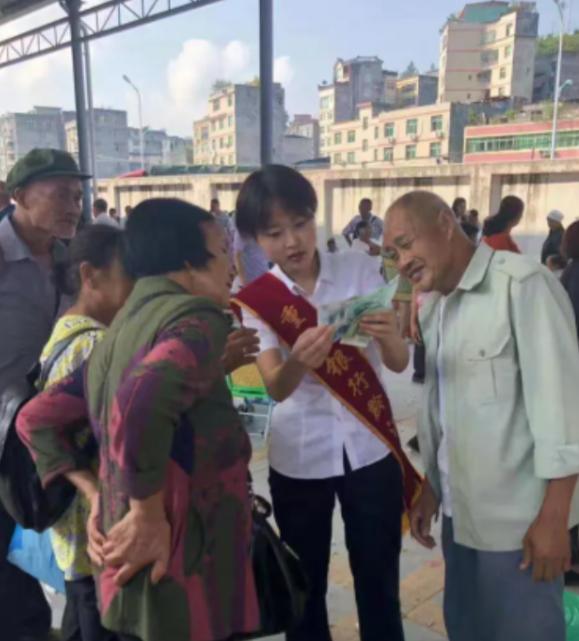 重庆一女子深夜，银行卡被盗刷四万。不挂失、不争辩，她转身去超市买了一袋盐。银行总