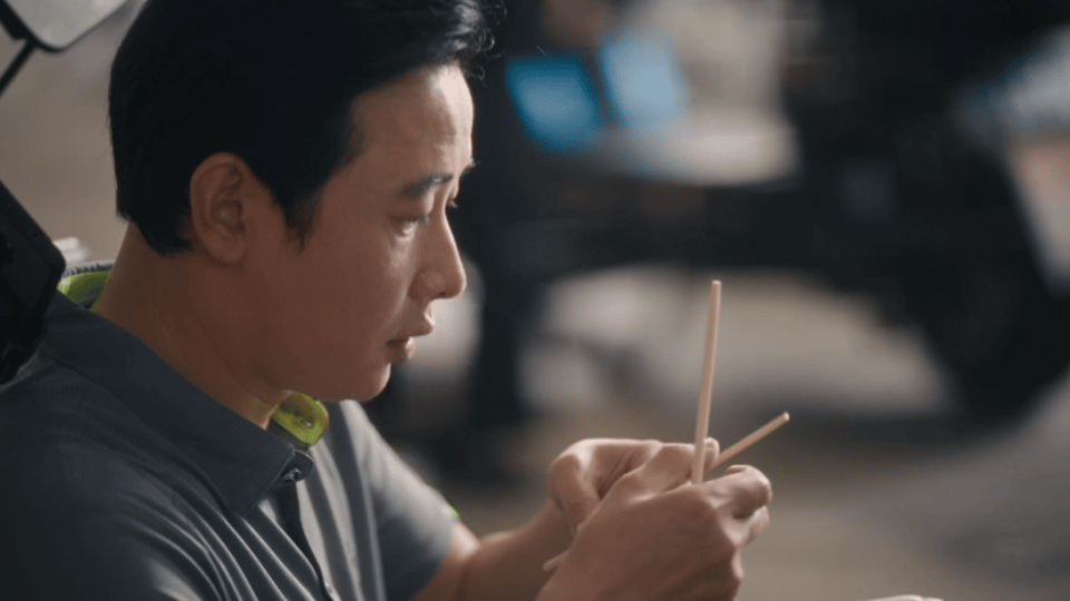 罗晋在新剧《时差一万公里》里演的付玉东的人生太戏剧了，海外博士归来，却干起装修、