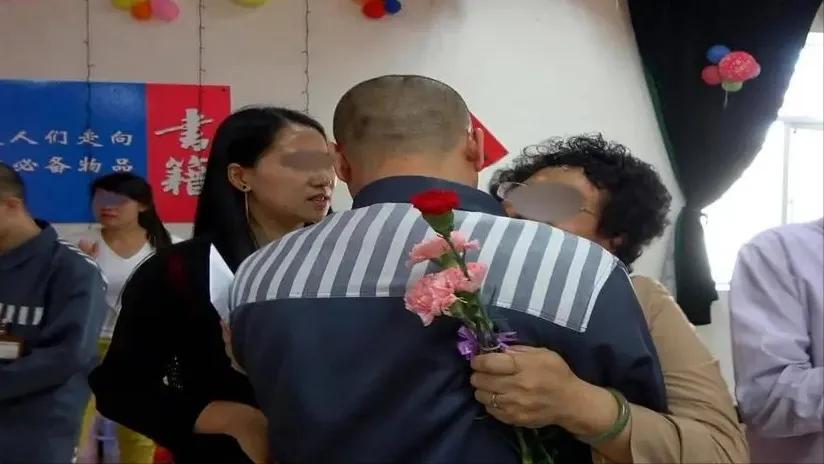 2019年，云南小伙第六次入狱后，不禁引起了狱警的注意，狱警疑惑地问小伙子：“1