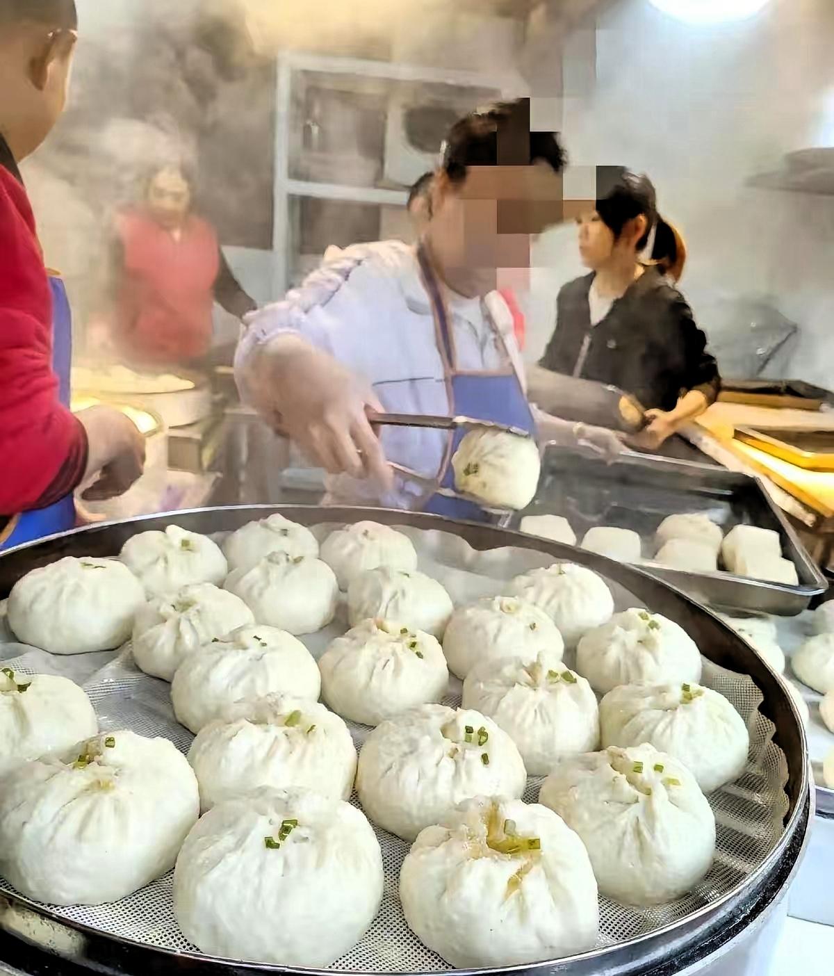 我楼下那个铺子，最近成了整条街的笑话。谁能想到，半年前这儿还是火到限流的包