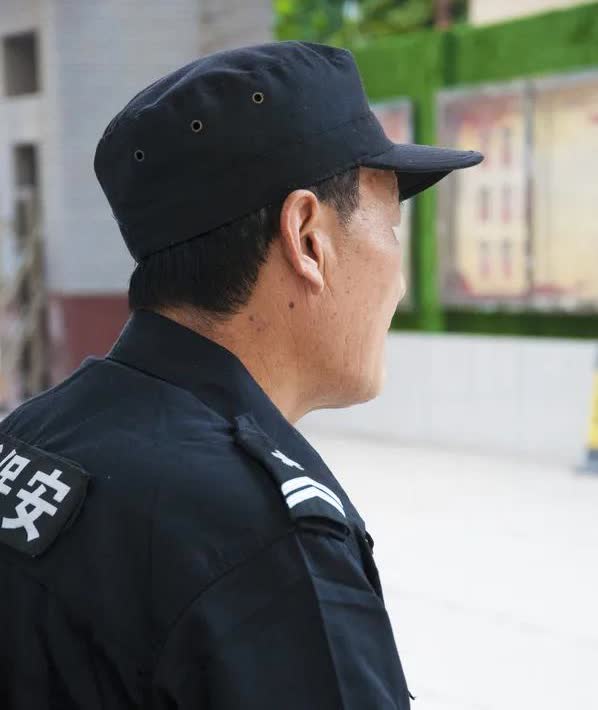 保安老李被小区业户打了，打掉了一颗牙。老李是门岗，负责给小区进出的车辆抬杆儿，陌