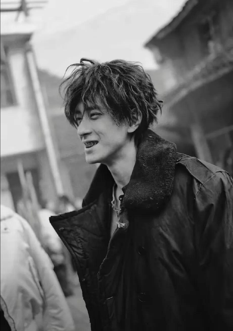 家人们谁懂啊！敖瑞鹏这是要“鲨”疯啦！别整那权威范儿啦，咱就轻松快乐地帅着就行！