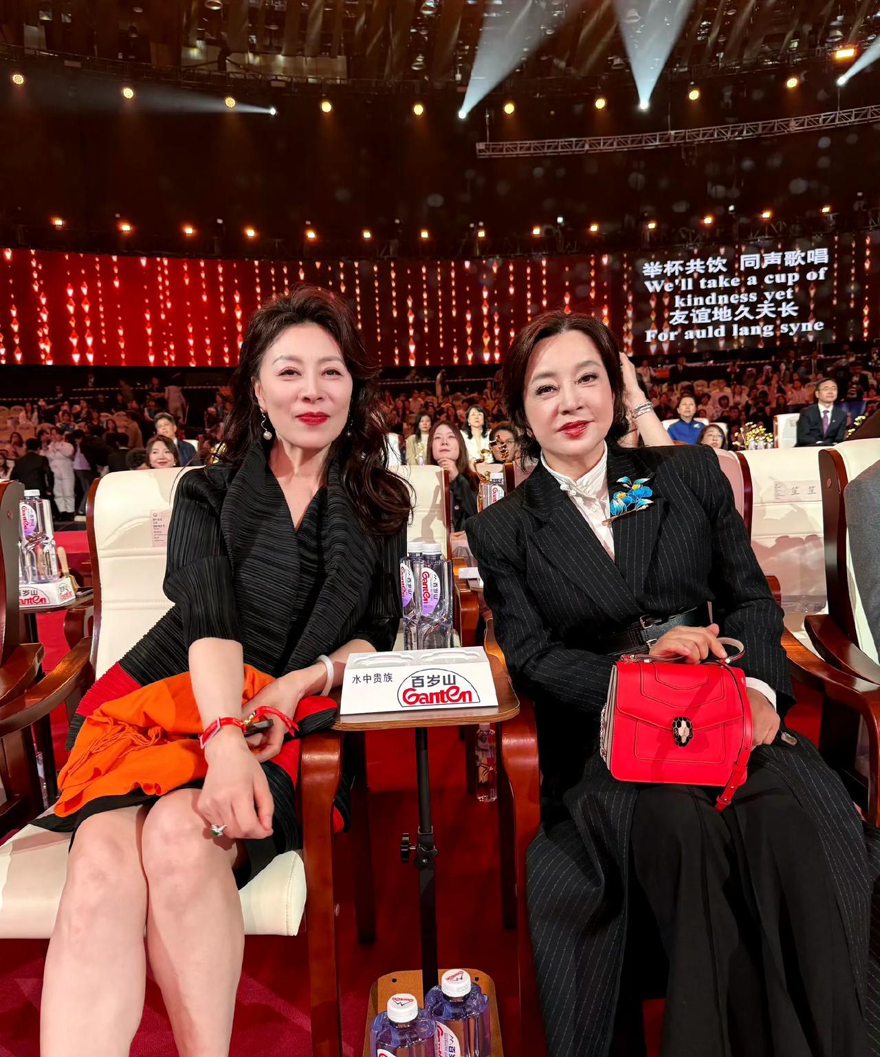 著名演员岳红与刘晓庆、葛优、田华、倪萍等人的合影，67岁的岳红状态好极了了，晚年