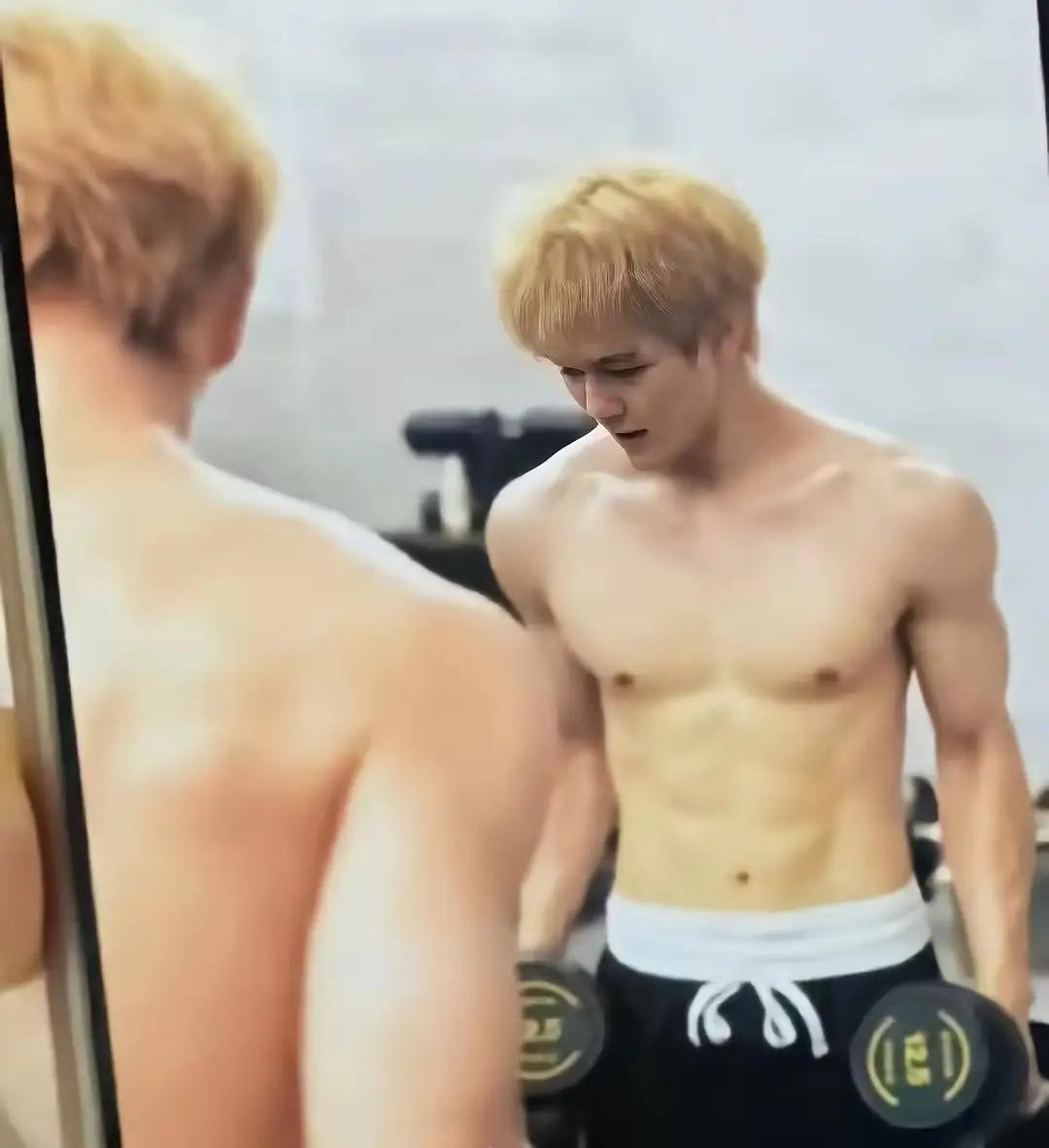 每个胖子都是潜力股吗？晴格格王艳的儿子球球，小时候胖嘟嘟的，现在竟然长成身材健美