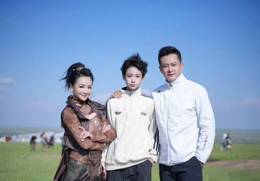曹颖儿子长大了，14岁已经长这么高了，清秀帅气，网友喊话：千万别进娱乐圈！曹