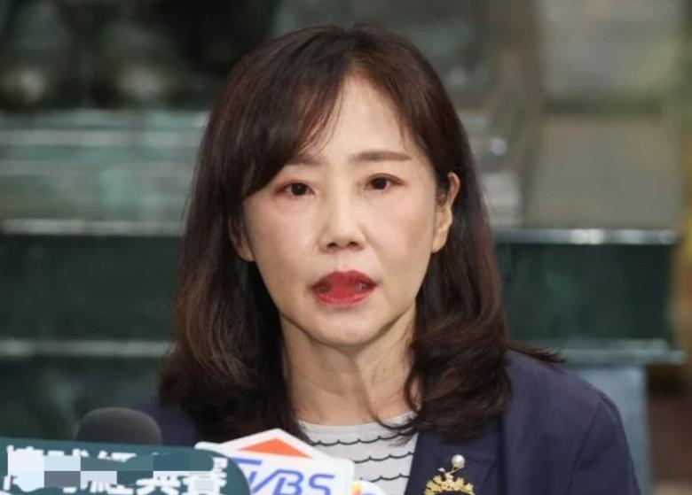 尹乃菁：郑丽文访陆期间手机遭台当局监听。除了证实国民党副主席李乾龙座车遭装追