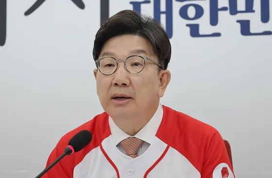 29日，权性东亲口承认“金李”两人单一化失败。但他又“创新”了一回：人没单
