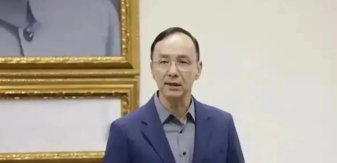 下任国民党主席的最好选择，应该是朱立伦接着干到2026年底再彻底交班。因为，经