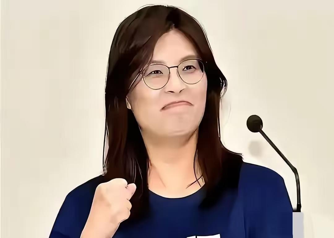 我的个老天，实在绷不住了！郑丽文做梦也想不到，当年从绿营被开除的她，如今