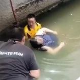 瓢泼大雨中，杭州公交司机与外卖骑手联手救起落水女孩。这一幕，发生在5月24日下午