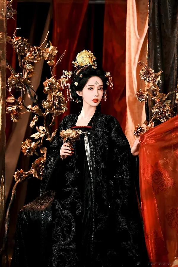 黄薇现在做的三部剧的造型[思考]孟子义李昀锐《尚公主》罗云熙《魅影神捕》宋祖儿《