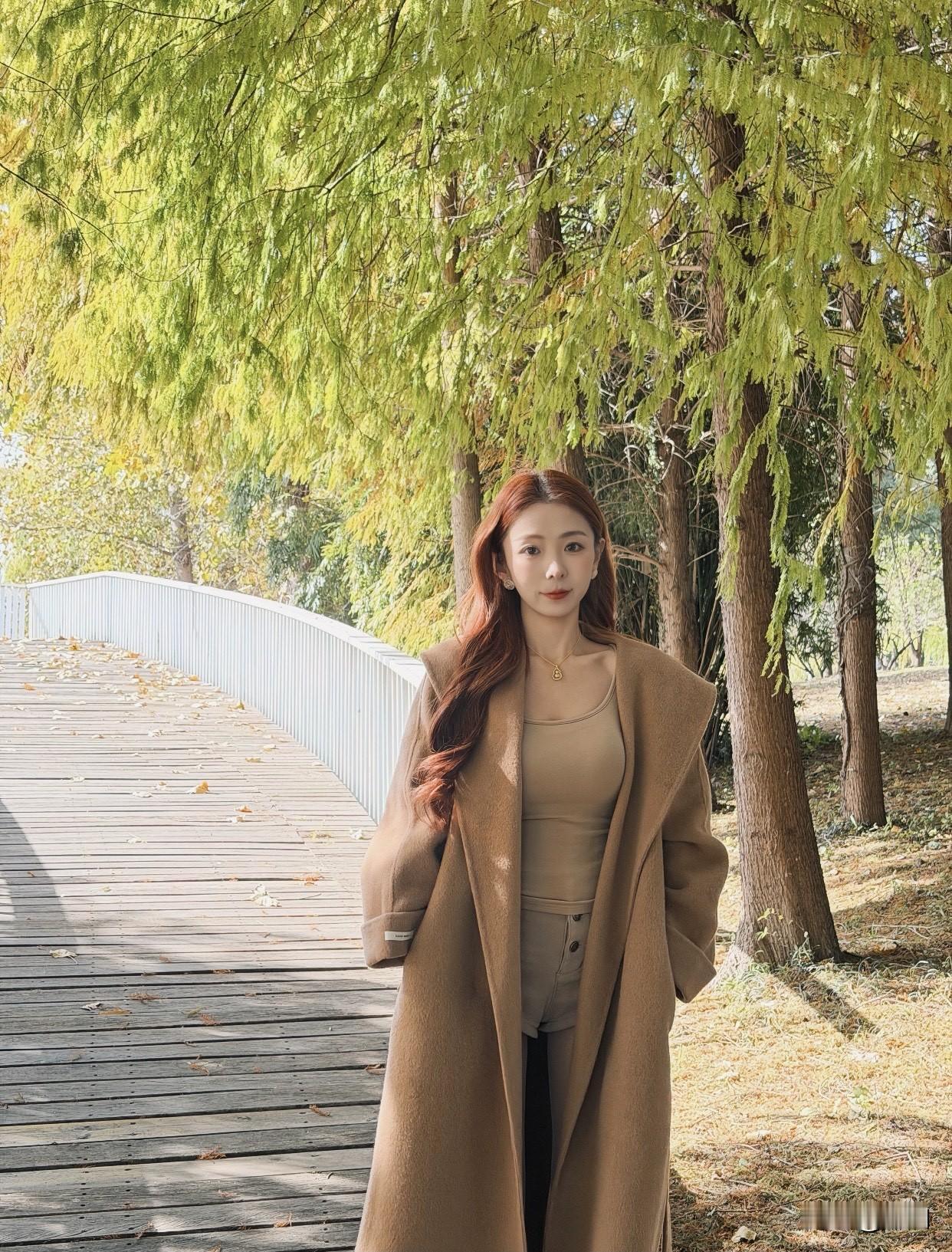 什么样的美女才是最美的呢秋风落叶下，美人倚树旁。