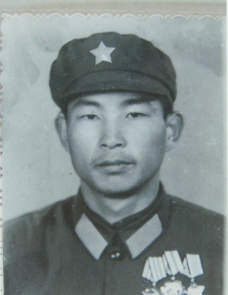 1980年，十几个越军围住了小战士许明习，见他孤身一人，打算抓活的回去领赏。弹尽